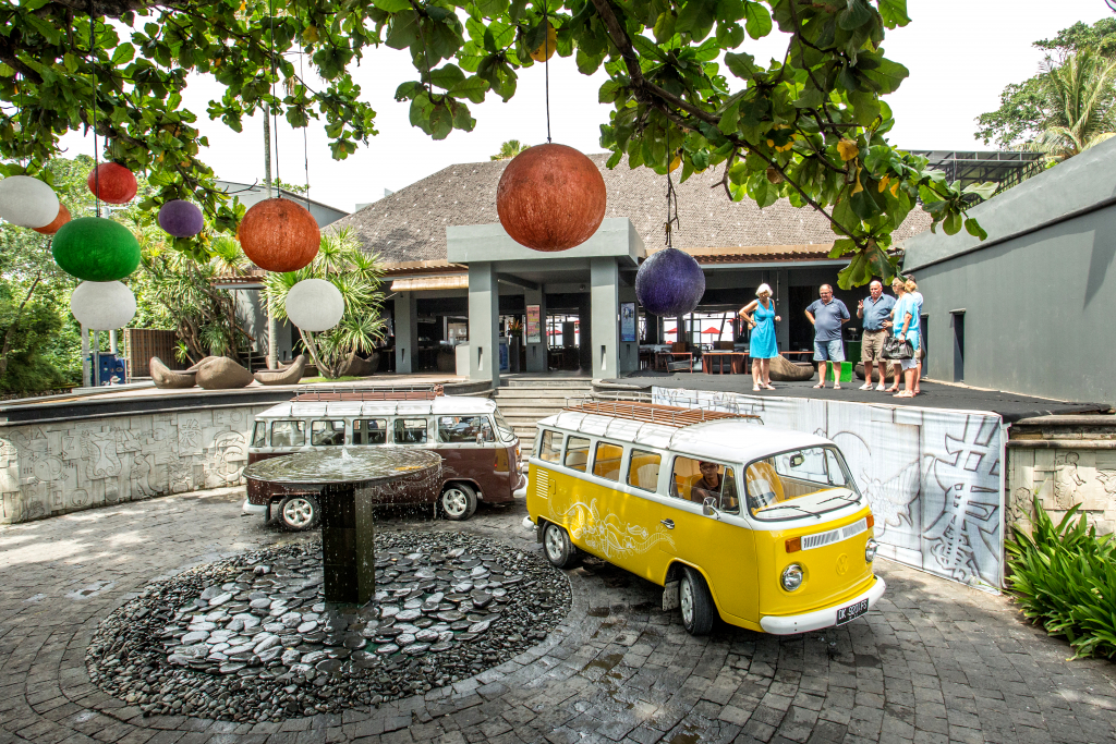 VW Limo Bali attracting attention at Ku De Ta[2]